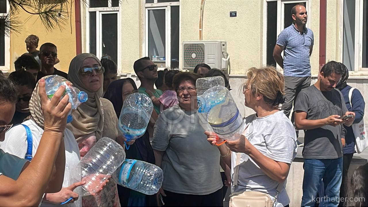 Karamanda 3 Gundur Susuz Kalan Site Halkindan Eylem3