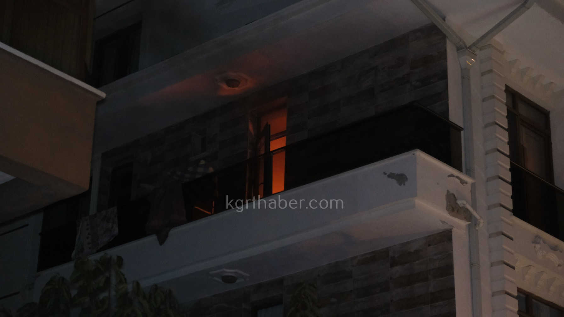 Karamanda 3 Katli Apartmanda Yangin Panigi1