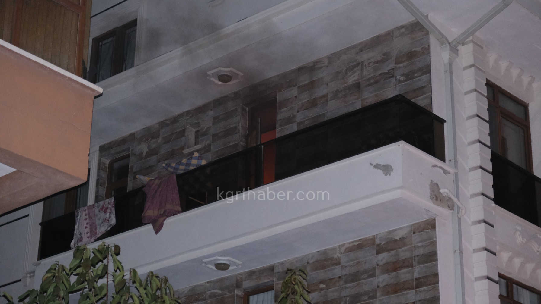 Karamanda 3 Katli Apartmanda Yangin Panigi2