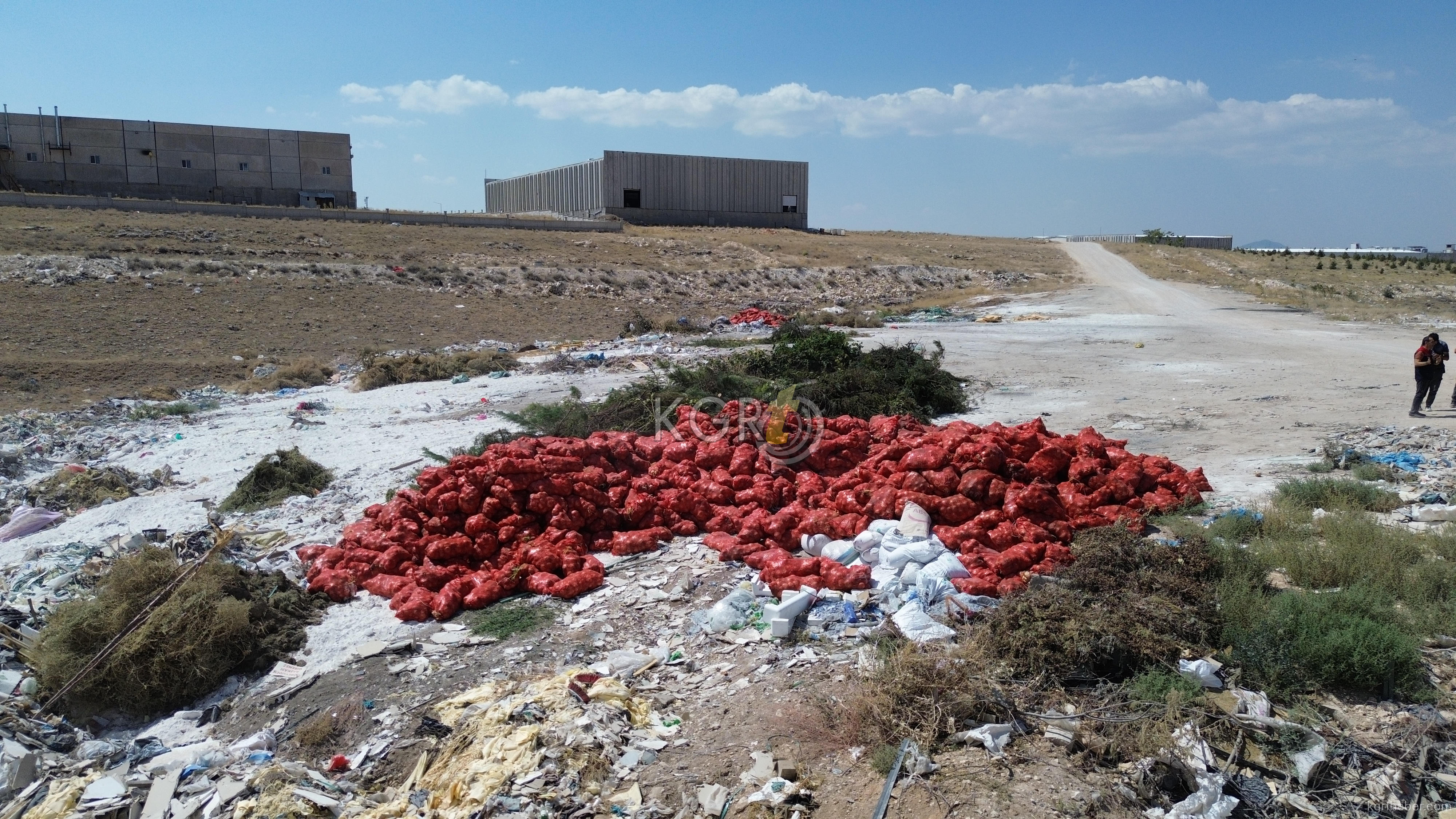 Karamanda Bos Araziye Tonlarca Sogan Doktuler13