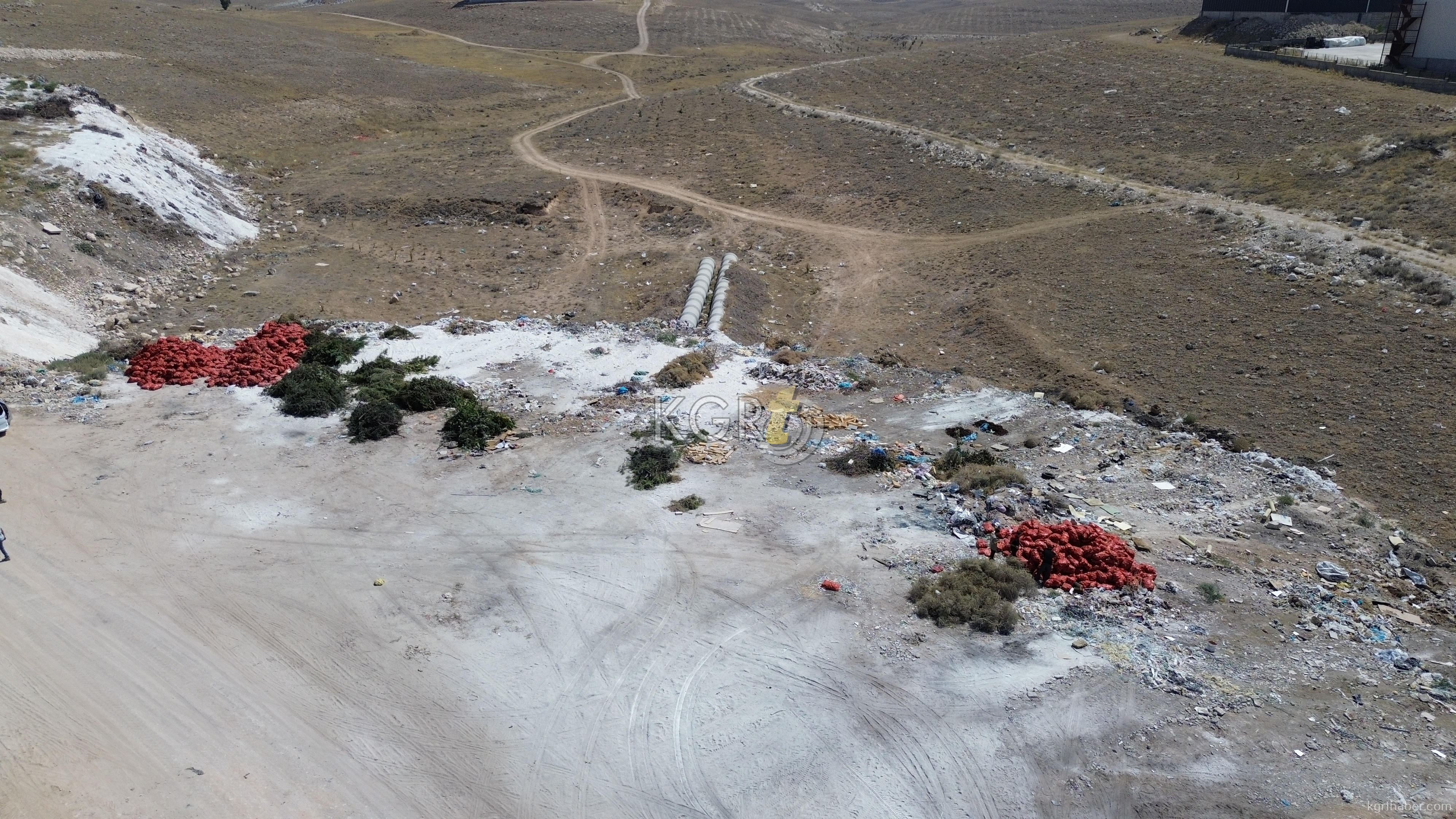 Karamanda Bos Araziye Tonlarca Sogan Doktuler14
