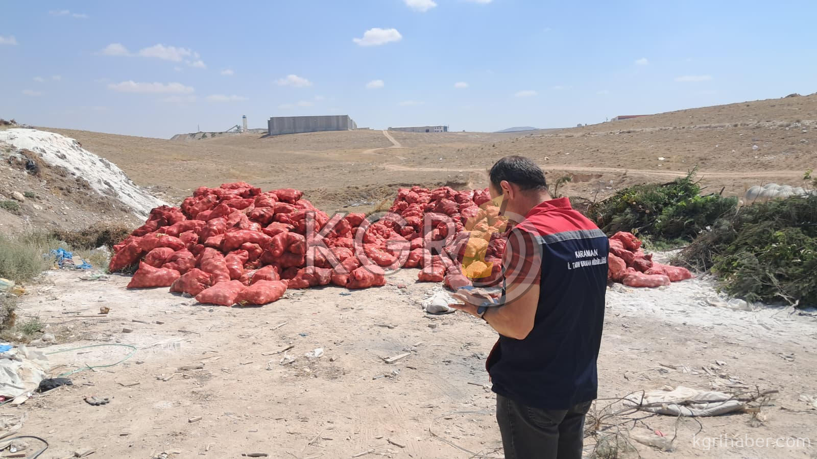 Karamanda Bos Araziye Tonlarca Sogan Doktuler16