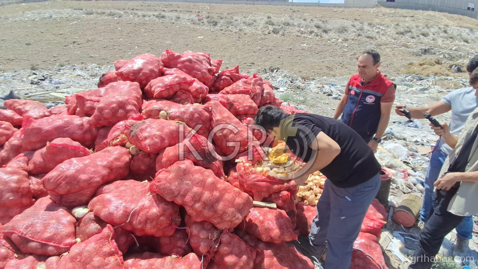 Karamanda Bos Araziye Tonlarca Sogan Doktuler2