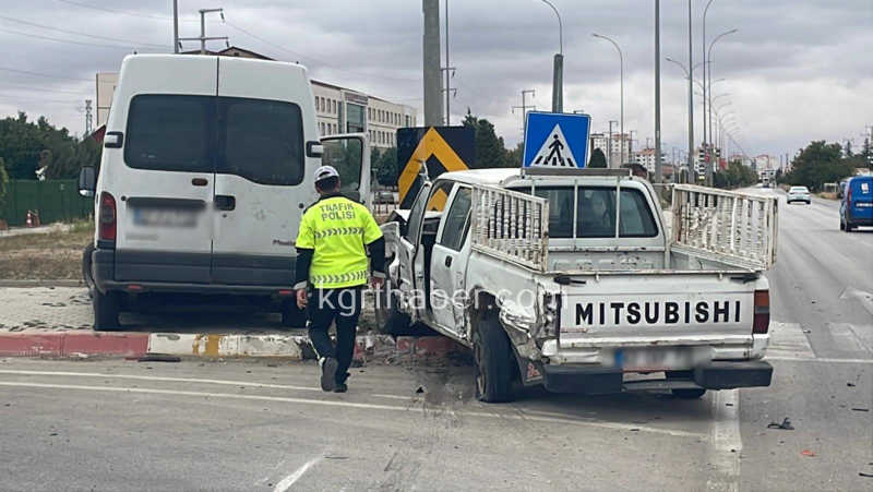 Karamanda Ekmek Tasiyan Aracla Kamyonet Carpisti 1 Yarali0