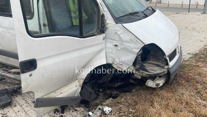 Karamanda Ekmek Tasiyan Aracla Kamyonet Carpisti 1 Yarali17