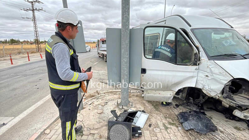 Karamanda Ekmek Tasiyan Aracla Kamyonet Carpisti 1 Yarali24