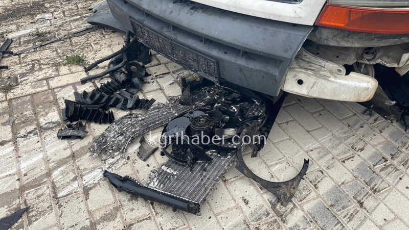 Karamanda Ekmek Tasiyan Aracla Kamyonet Carpisti 1 Yarali25