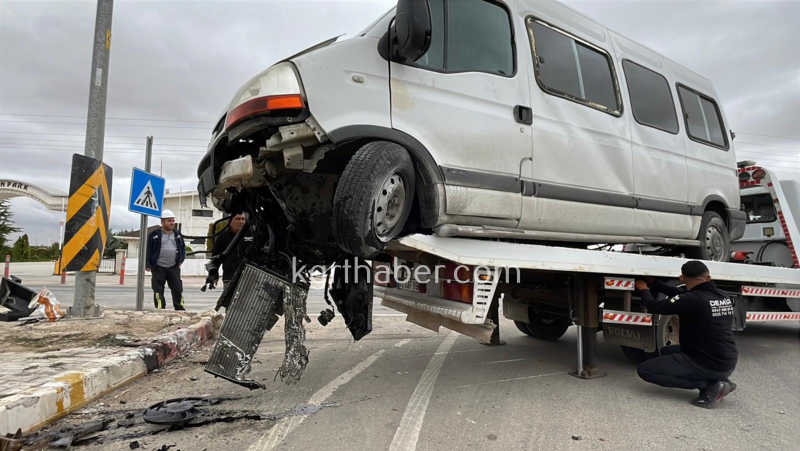 Karamanda Ekmek Tasiyan Aracla Kamyonet Carpisti 1 Yarali27
