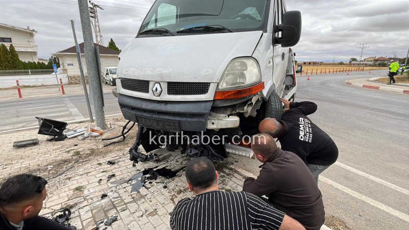 Karamanda Ekmek Tasiyan Aracla Kamyonet Carpisti 1 Yarali28