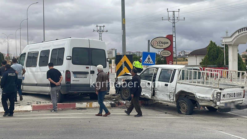 Karamanda Ekmek Tasiyan Aracla Kamyonet Carpisti 1 Yarali3