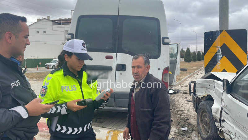 Karamanda Ekmek Tasiyan Aracla Kamyonet Carpisti 1 Yarali30