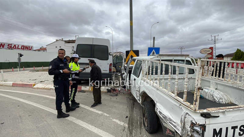 Karamanda Ekmek Tasiyan Aracla Kamyonet Carpisti 1 Yarali31