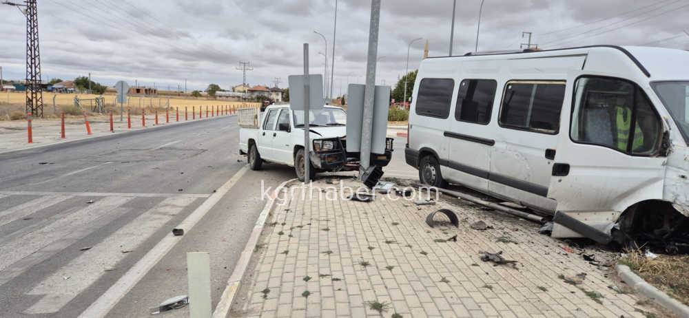 Karamanda Ekmek Tasiyan Aracla Kamyonet Carpisti 1 Yarali5