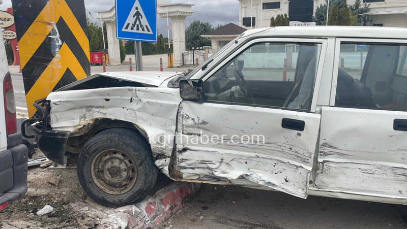 Karamanda Ekmek Tasiyan Aracla Kamyonet Carpisti 1 Yarali8