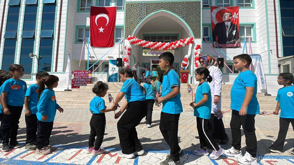 Karamanda Ilkogretim Haftasi Coskuyla Kutlandi16