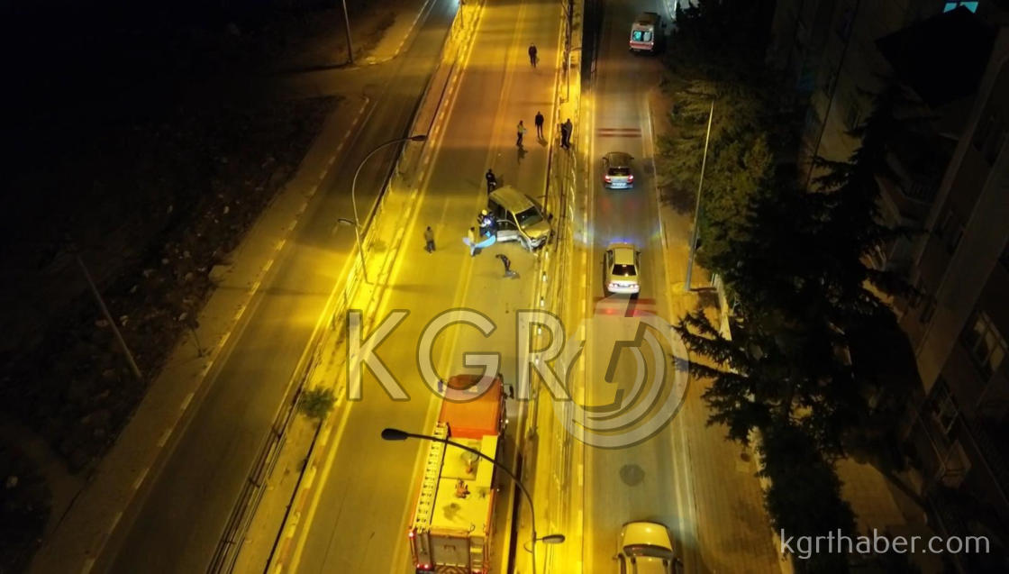 Karamanda Otomobille Carpisan Hafif Ticari Arac Bariyerlere Girdi 1 Yarali1