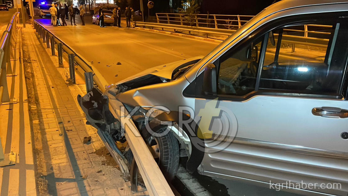 Karamanda Otomobille Carpisan Hafif Ticari Arac Bariyerlere Girdi 1 Yarali10