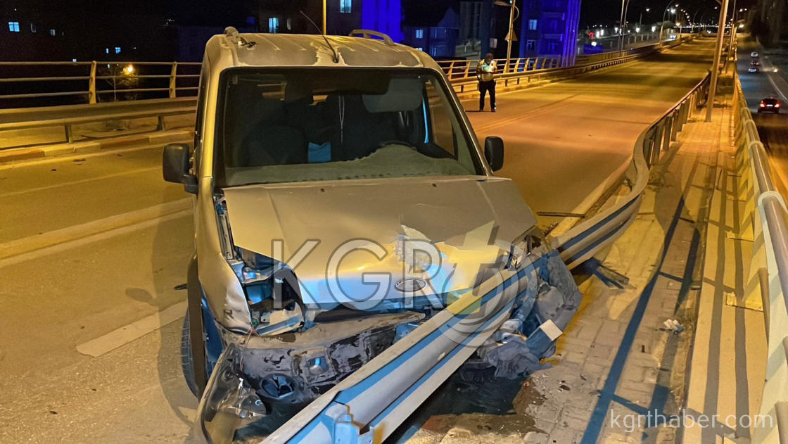 Karamanda Otomobille Carpisan Hafif Ticari Arac Bariyerlere Girdi 1 Yarali11