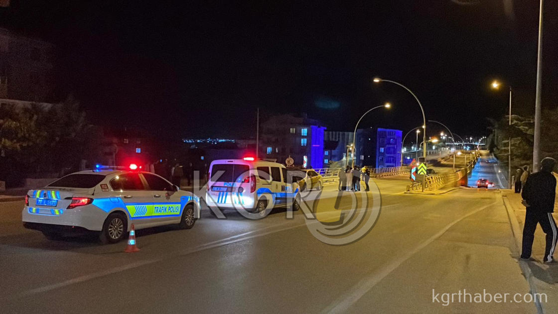 Karamanda Otomobille Carpisan Hafif Ticari Arac Bariyerlere Girdi 1 Yarali12