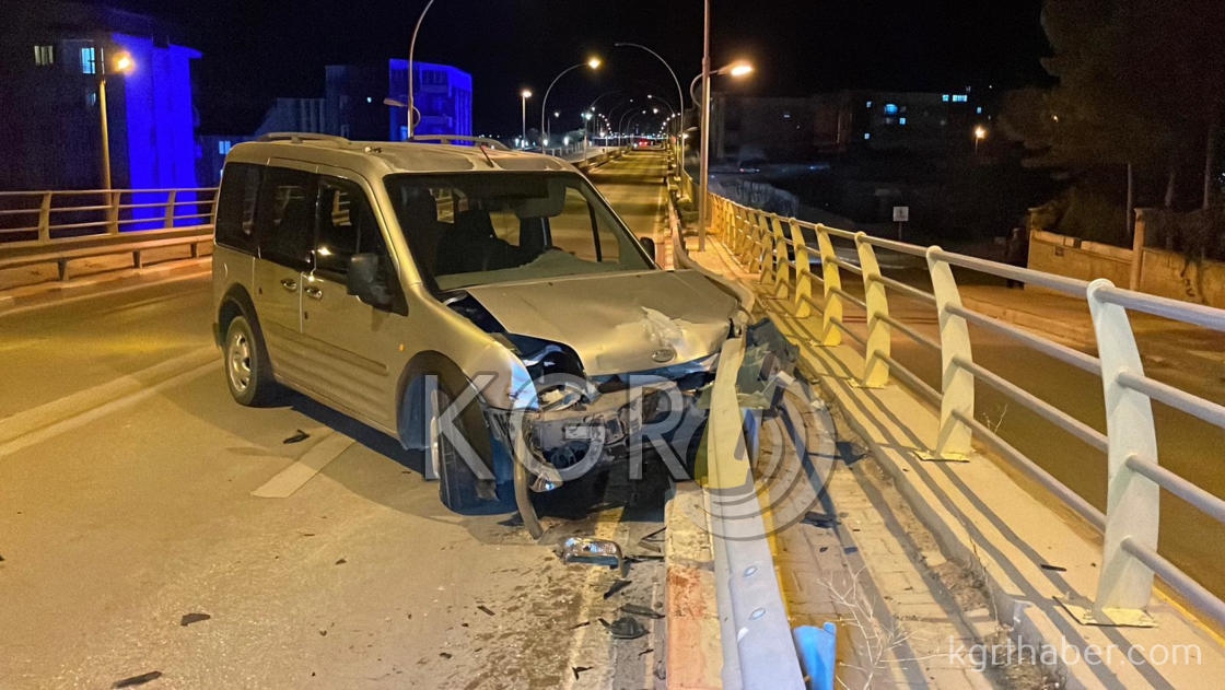 Karamanda Otomobille Carpisan Hafif Ticari Arac Bariyerlere Girdi 1 Yarali14