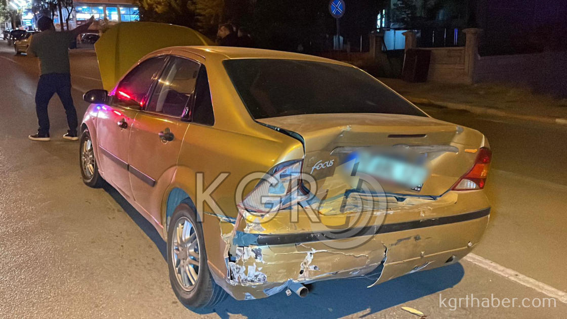 Karamanda Otomobille Carpisan Hafif Ticari Arac Bariyerlere Girdi 1 Yarali3