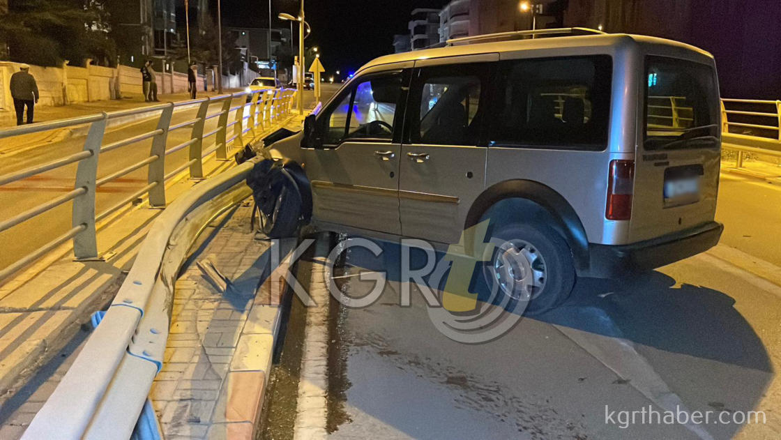 Karamanda Otomobille Carpisan Hafif Ticari Arac Bariyerlere Girdi 1 Yarali4