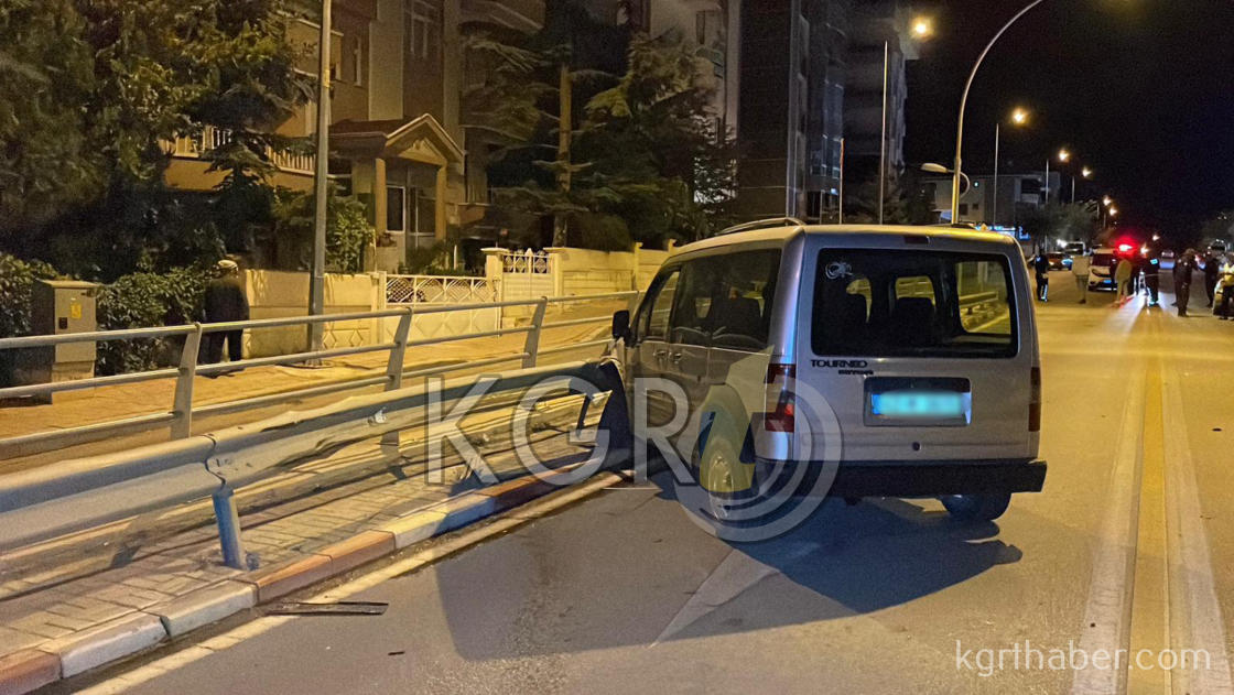 Karamanda Otomobille Carpisan Hafif Ticari Arac Bariyerlere Girdi 1 Yarali5