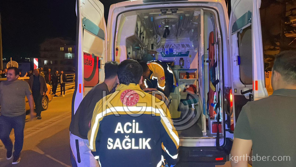 Karamanda Otomobille Carpisan Hafif Ticari Arac Bariyerlere Girdi 1 Yarali7