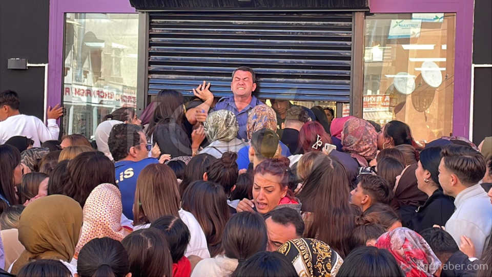 Karamanda Taki Ve Kozmetik Esya Magazasinda Izdiham0