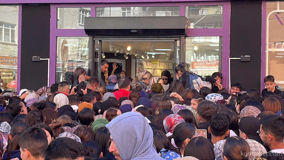 Karamanda Taki Ve Kozmetik Esya Magazasinda Izdiham11