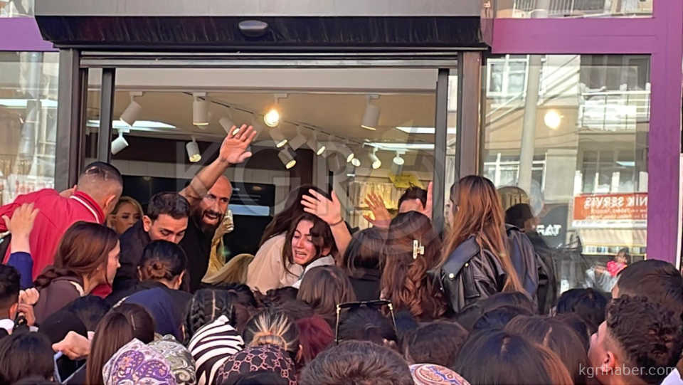 Karamanda Taki Ve Kozmetik Esya Magazasinda Izdiham12