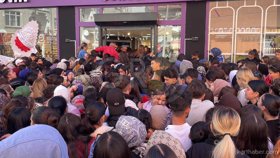 Karamanda Taki Ve Kozmetik Esya Magazasinda Izdiham13