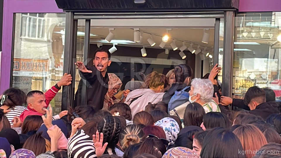 Karamanda Taki Ve Kozmetik Esya Magazasinda Izdiham16