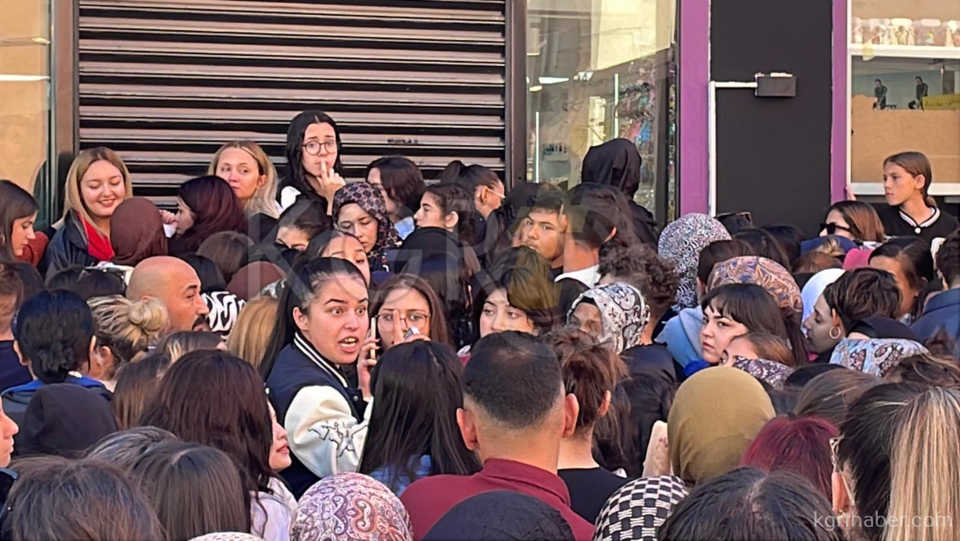 Karamanda Taki Ve Kozmetik Esya Magazasinda Izdiham17