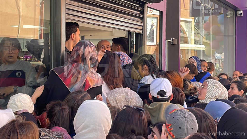 Karamanda Taki Ve Kozmetik Esya Magazasinda Izdiham19