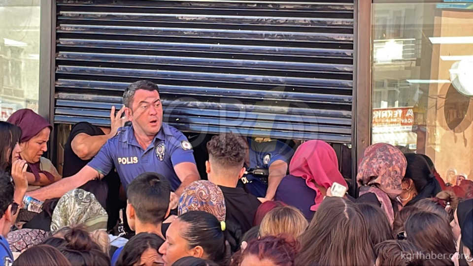 Karamanda Taki Ve Kozmetik Esya Magazasinda Izdiham2