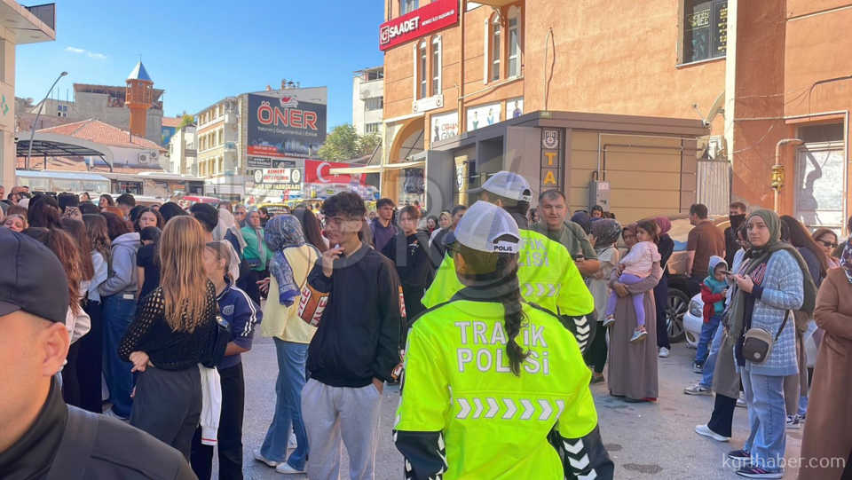 Karamanda Taki Ve Kozmetik Esya Magazasinda Izdiham21