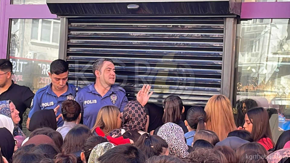 Karamanda Taki Ve Kozmetik Esya Magazasinda Izdiham26