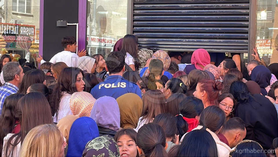 Karamanda Taki Ve Kozmetik Esya Magazasinda Izdiham27