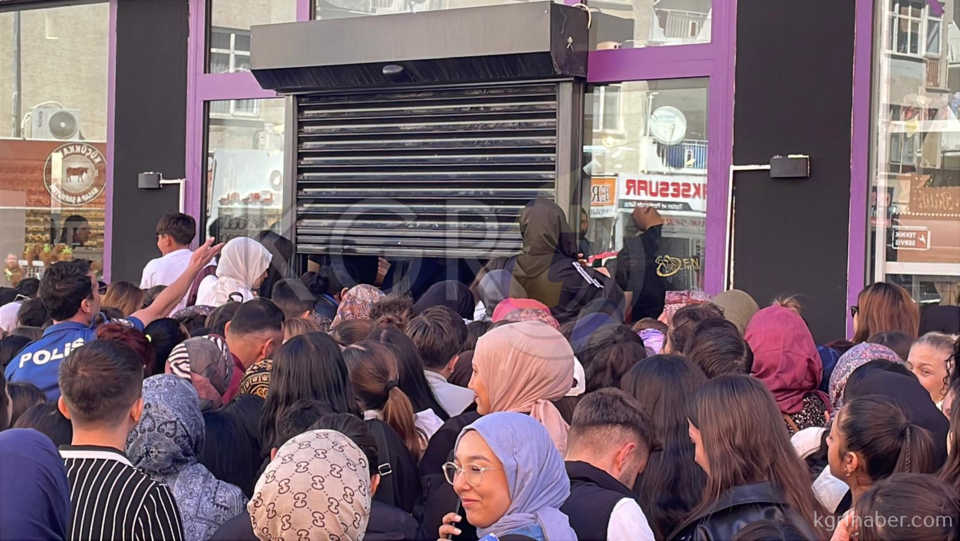 Karamanda Taki Ve Kozmetik Esya Magazasinda Izdiham3