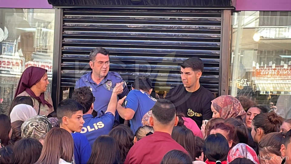 Karamanda Taki Ve Kozmetik Esya Magazasinda Izdiham4