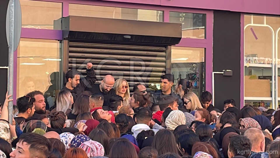 Karamanda Taki Ve Kozmetik Esya Magazasinda Izdiham8