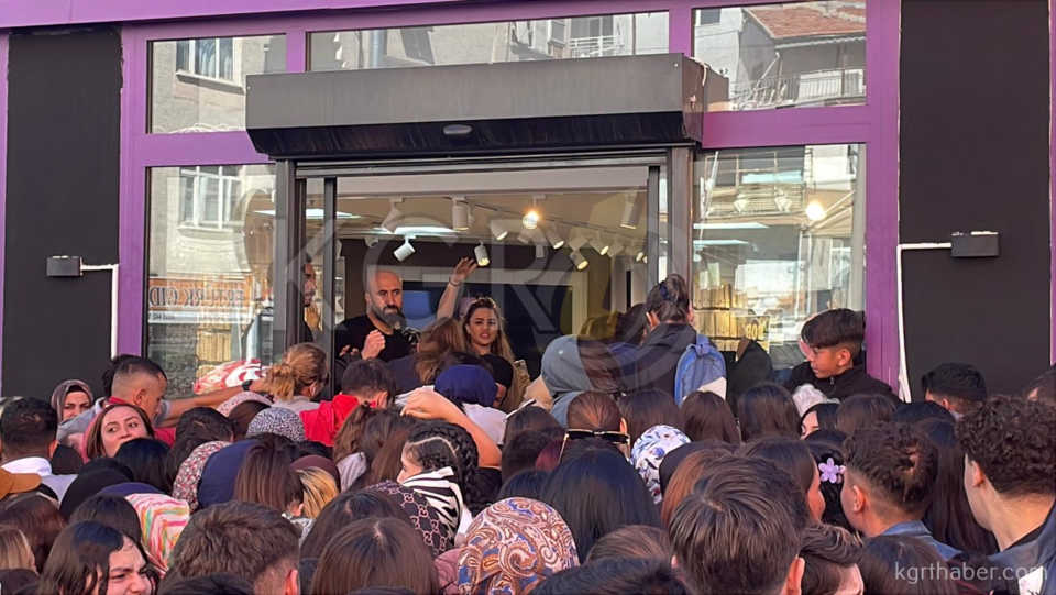 Karamanda Taki Ve Kozmetik Esya Magazasinda Izdiham9