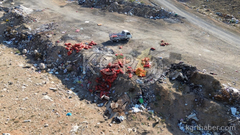 Karamanda Tonlarca Sogani Yine Bos Araziye Doktuler Vatandas Topladi7