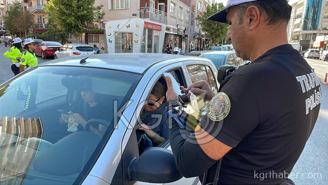 Karamanda Yayalara Yol Vermeyen Suruculer Cezadan Kacamadi11