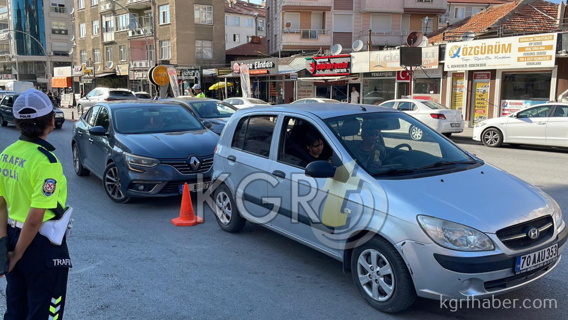 Karamanda Yayalara Yol Vermeyen Suruculer Cezadan Kacamadi13