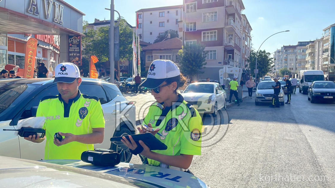 Karamanda Yayalara Yol Vermeyen Suruculer Cezadan Kacamadi20