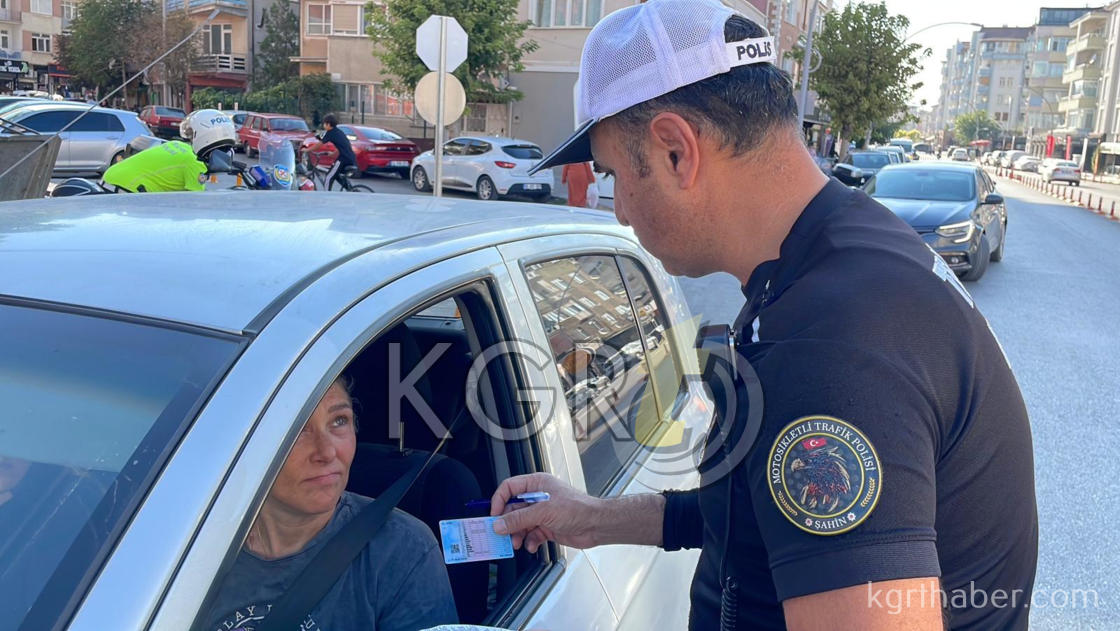 Karamanda Yayalara Yol Vermeyen Suruculer Cezadan Kacamadi21