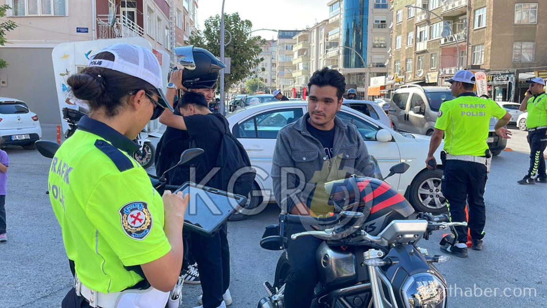 Karamanda Yayalara Yol Vermeyen Suruculer Cezadan Kacamadi8