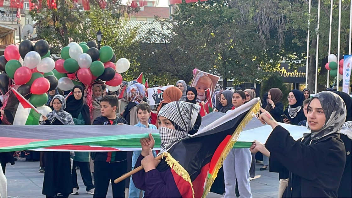 Karamanda Yuzlerce Kisi Tek Yurek Oldu6